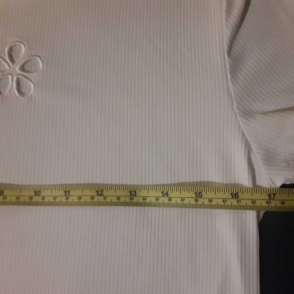Light Ribbed Semi Crop Top - Picture 3 of 3